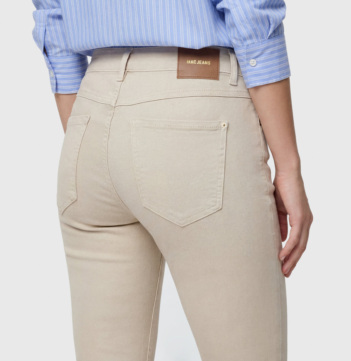 Shaping straight-leg jeans with modal. | DREAM cropped | smoothly beige | Detailed view 2 of model