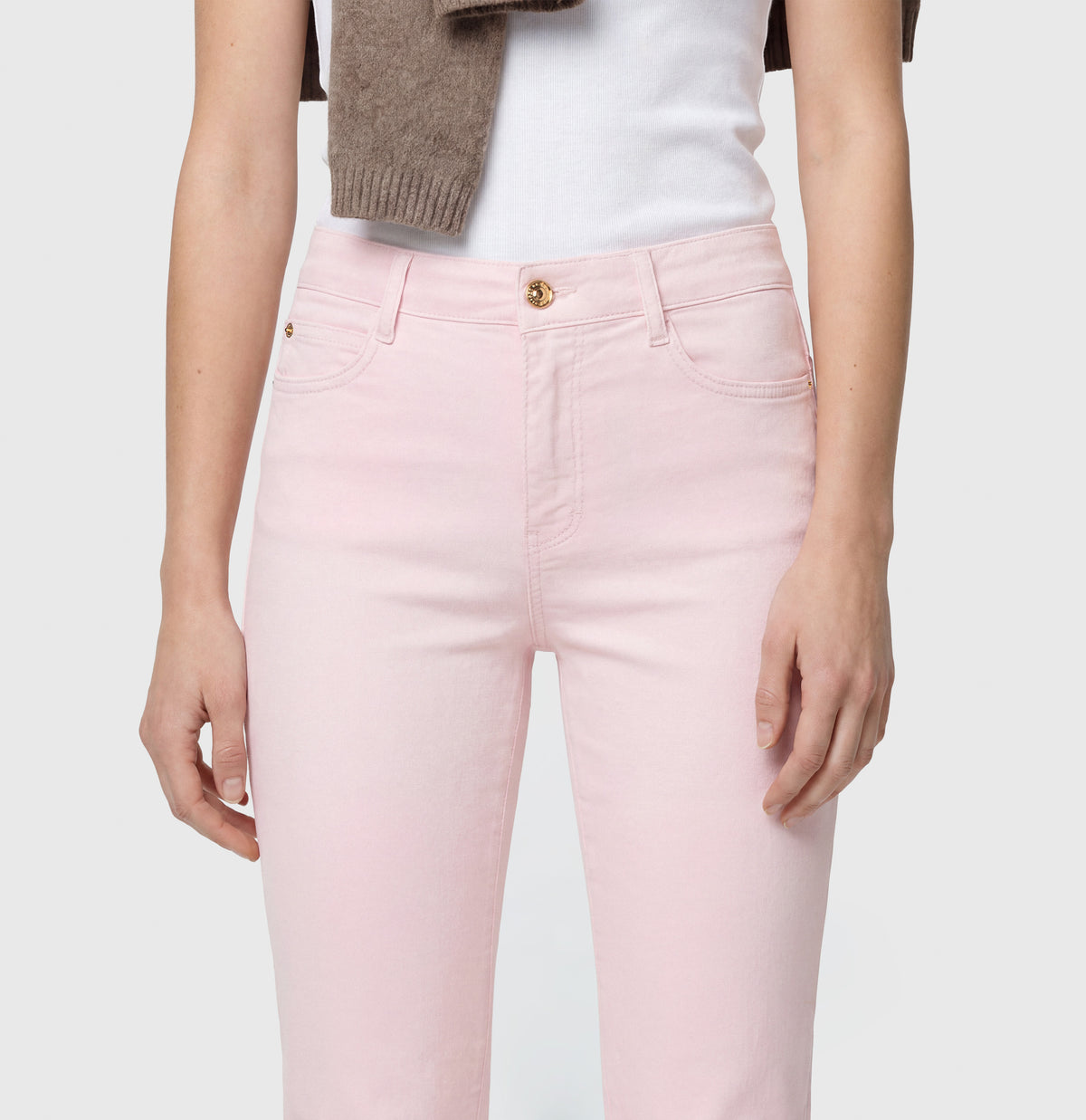Shaping straight-leg jeans with modal. | DREAM cropped | pink marshmallow PPT | Detailed view 3 of model