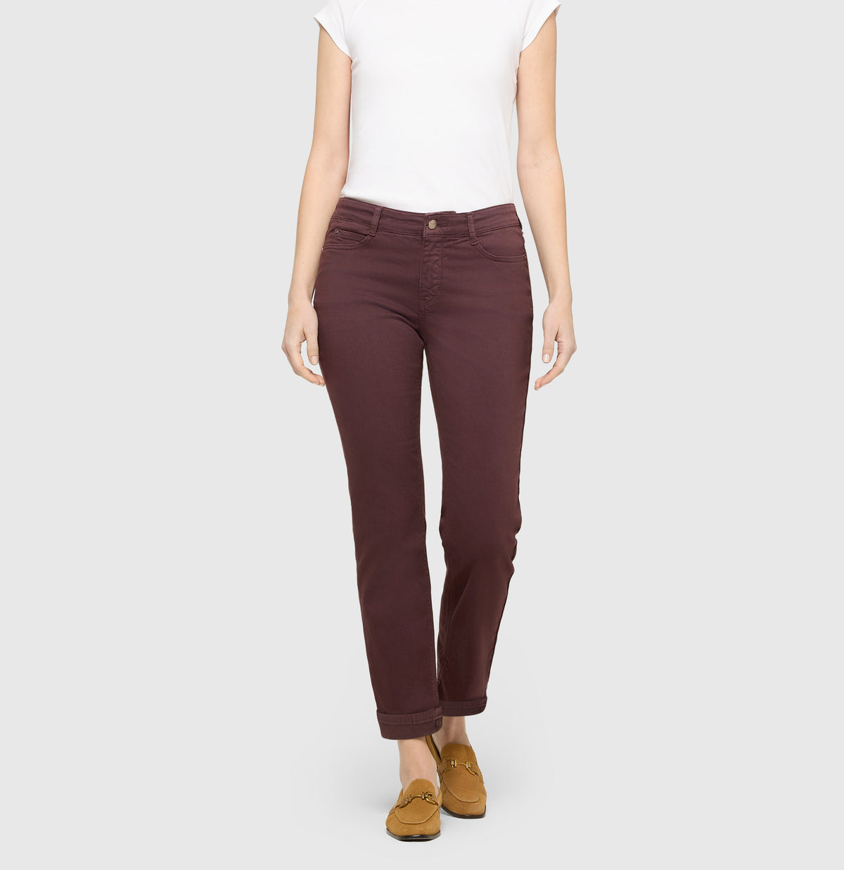 Straight hyper stretch jeans with turn-up. | DREAM cropped | smoky purple PPT | Front view of model