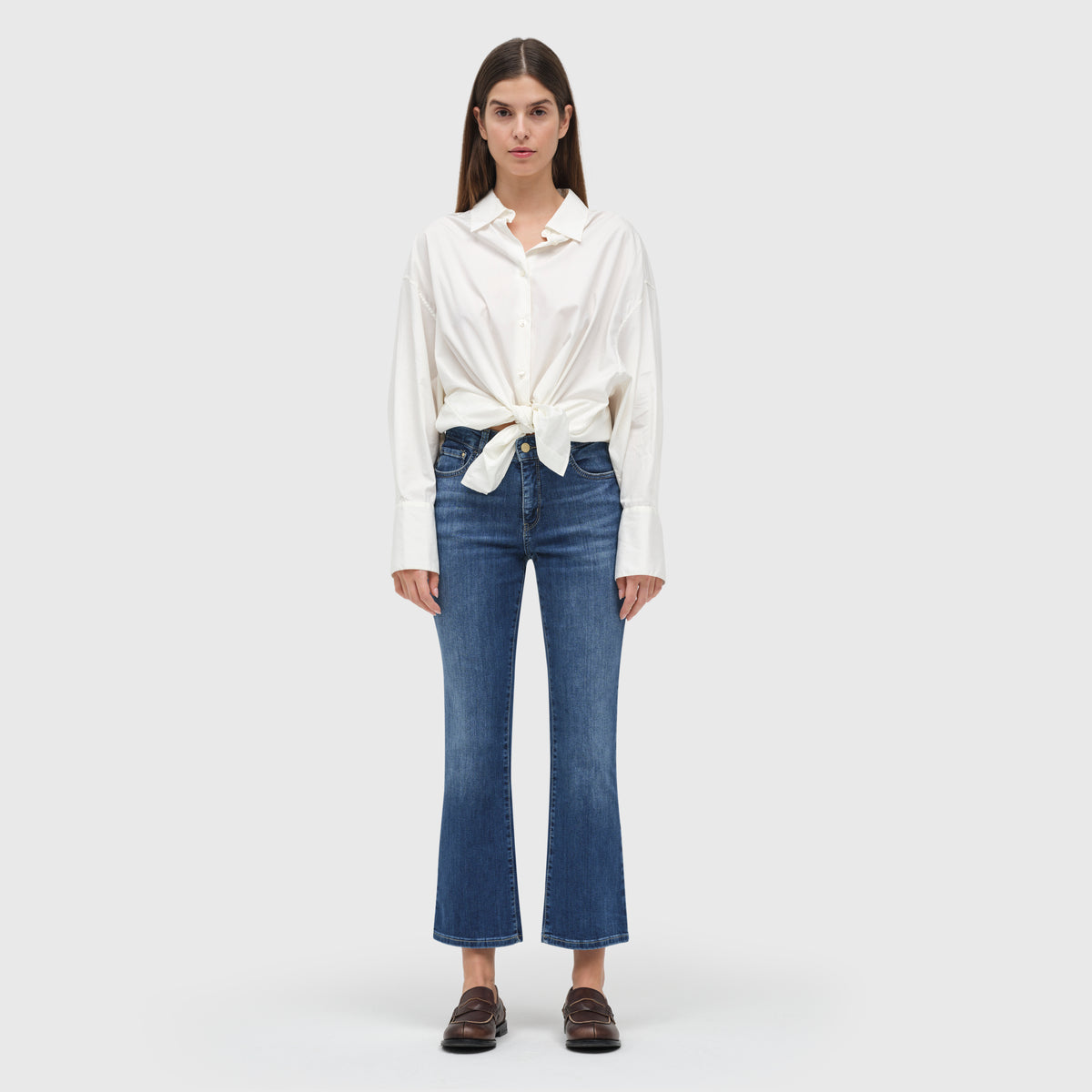 Modern kick jeans with shaping effect. | DREAM KICK authentic | outworn blue basic | Full-body of model