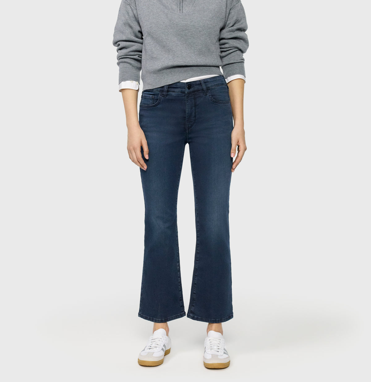 Figure-shaping jeans with flare kick design. | DREAM KICK | blue overdyed black | Front view of model