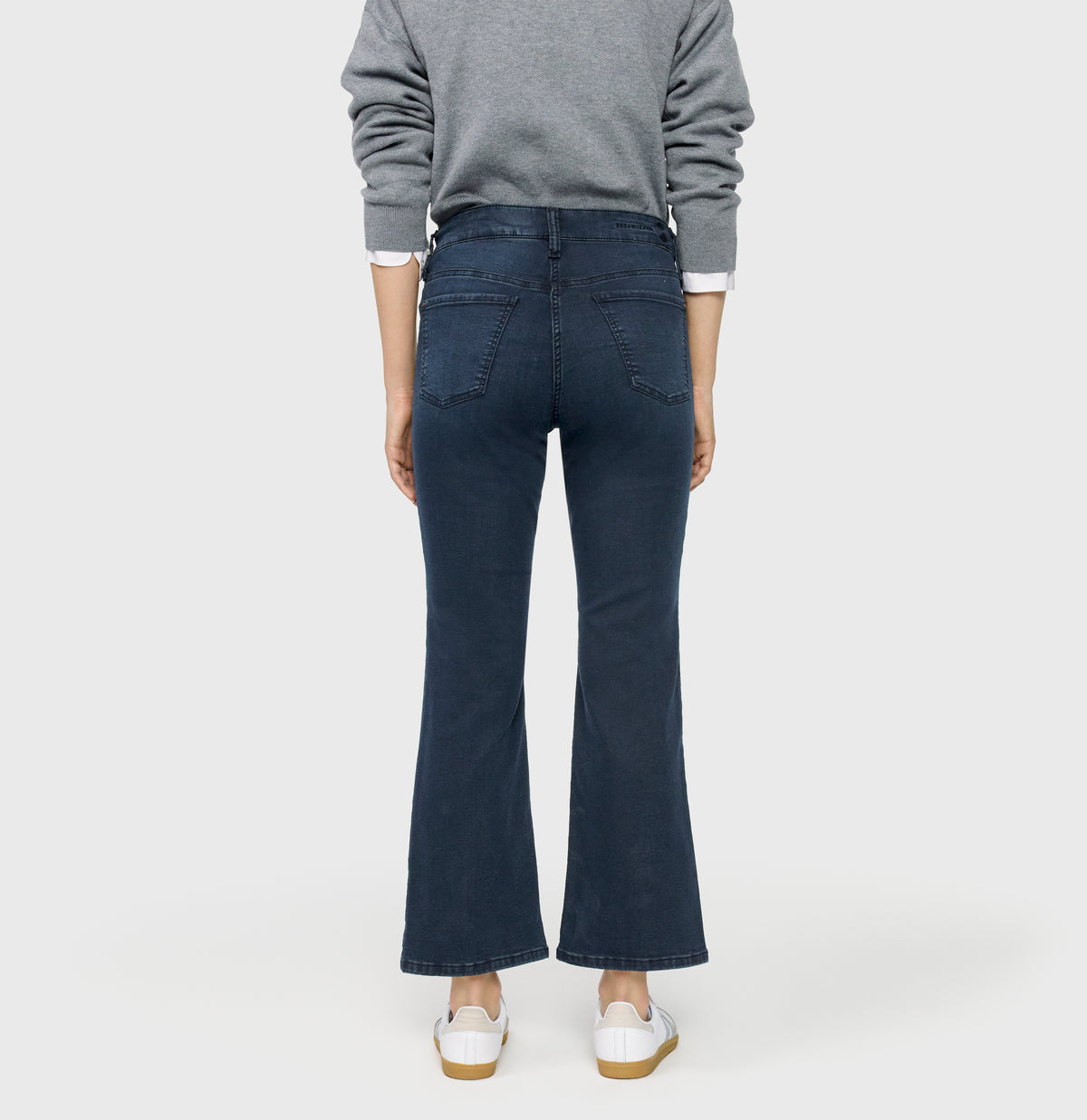 Figure-shaping jeans with flare kick design. | DREAM KICK | blue overdyed black | Back view of model