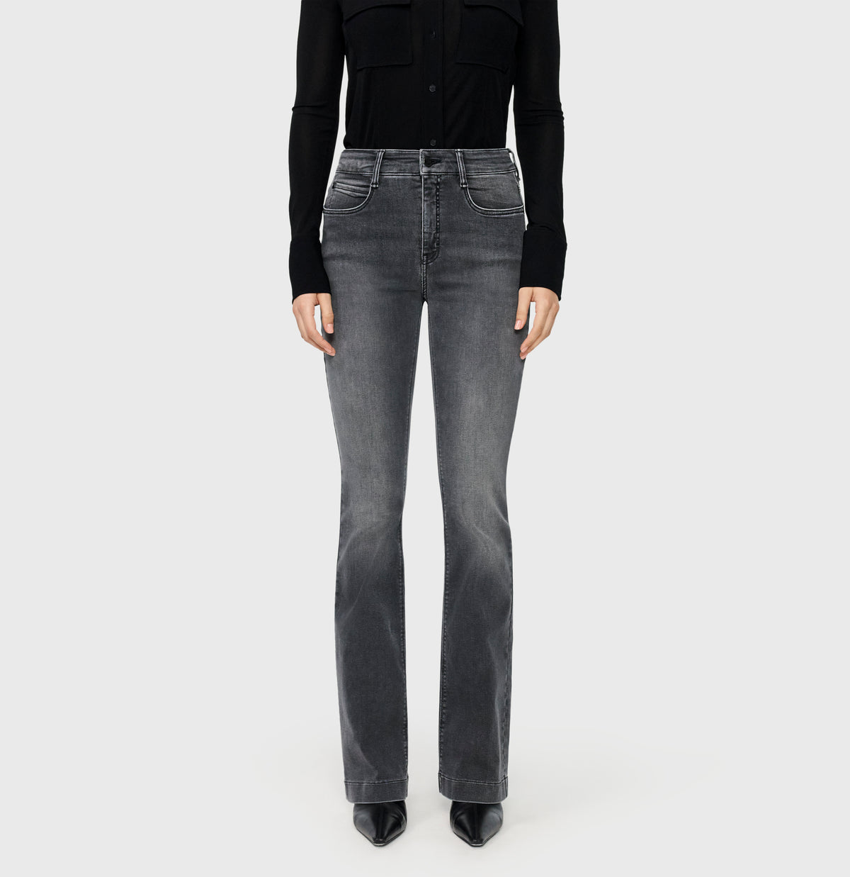 Flared jeans in a hyper stretch material. | DREAM BOOT authentic | soft grey authentic used | Front view of model