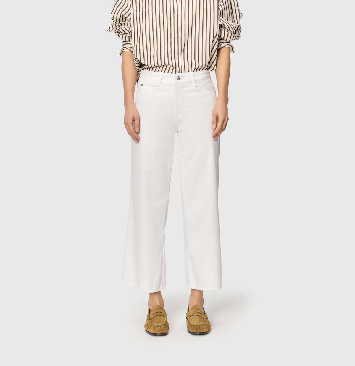 Cropped, wide shape jeans with modal. | DREAM WIDE cropped | white denim | Front view of model