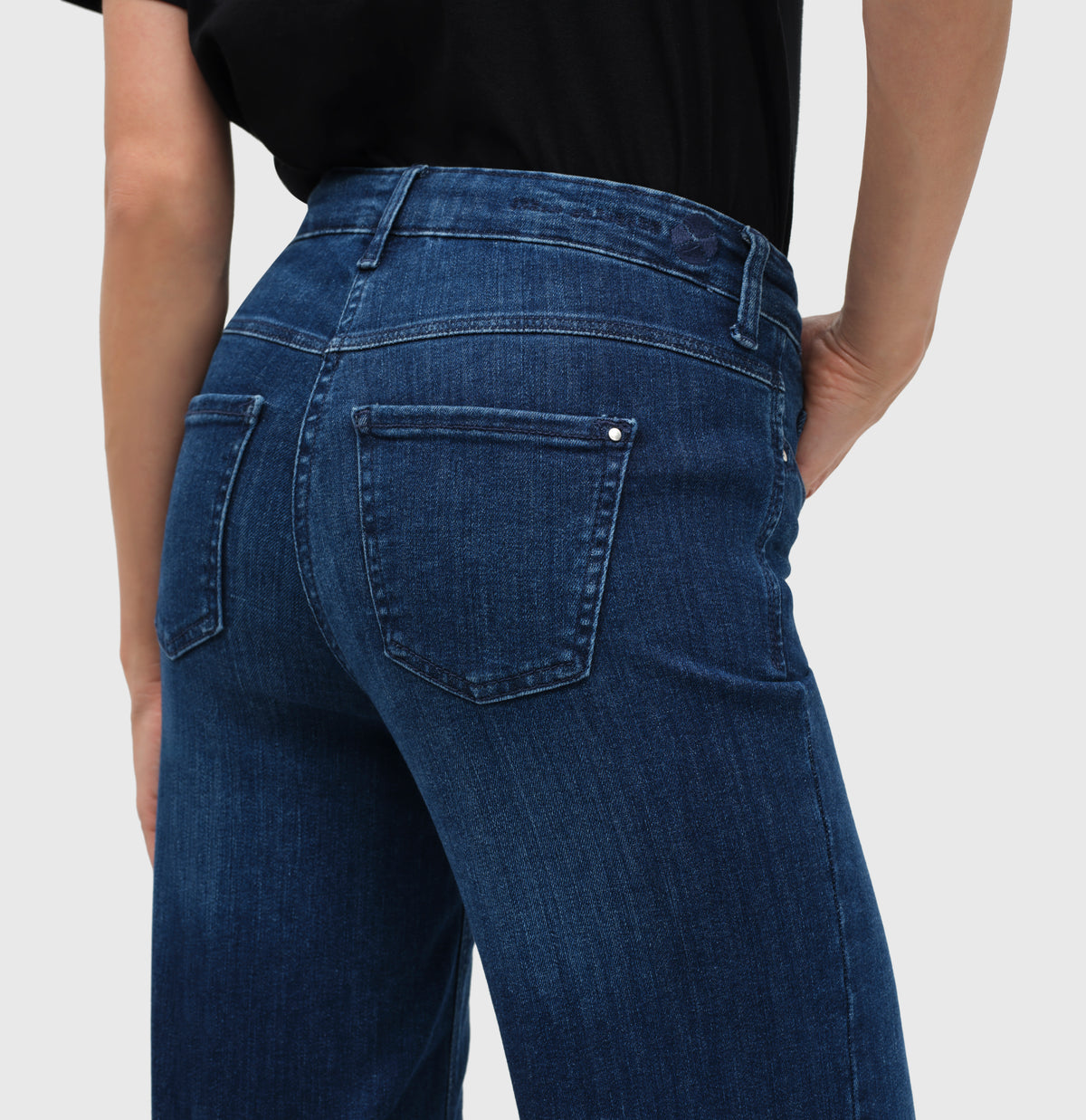 Wide fit made from hyper stretch denim. | DREAM WIDE authentic | cobalt authentic wash | Detailed view 2 of model