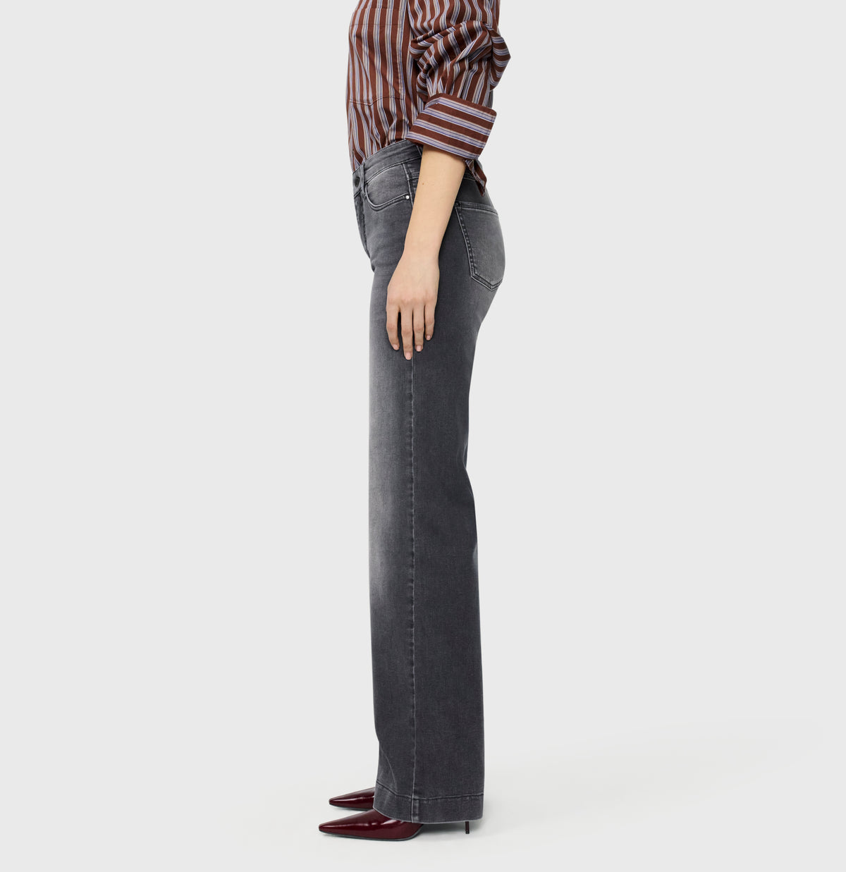 Shaping jeans in a wide cut. | DREAM WIDE authentic | soft grey authentic used | Side view of model