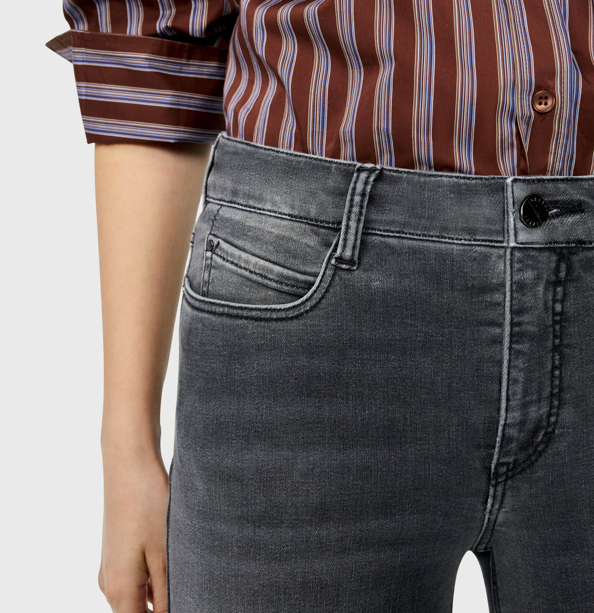 Shaping jeans in a wide cut. | DREAM WIDE authentic | soft grey authentic used | Detailed view 2 of model