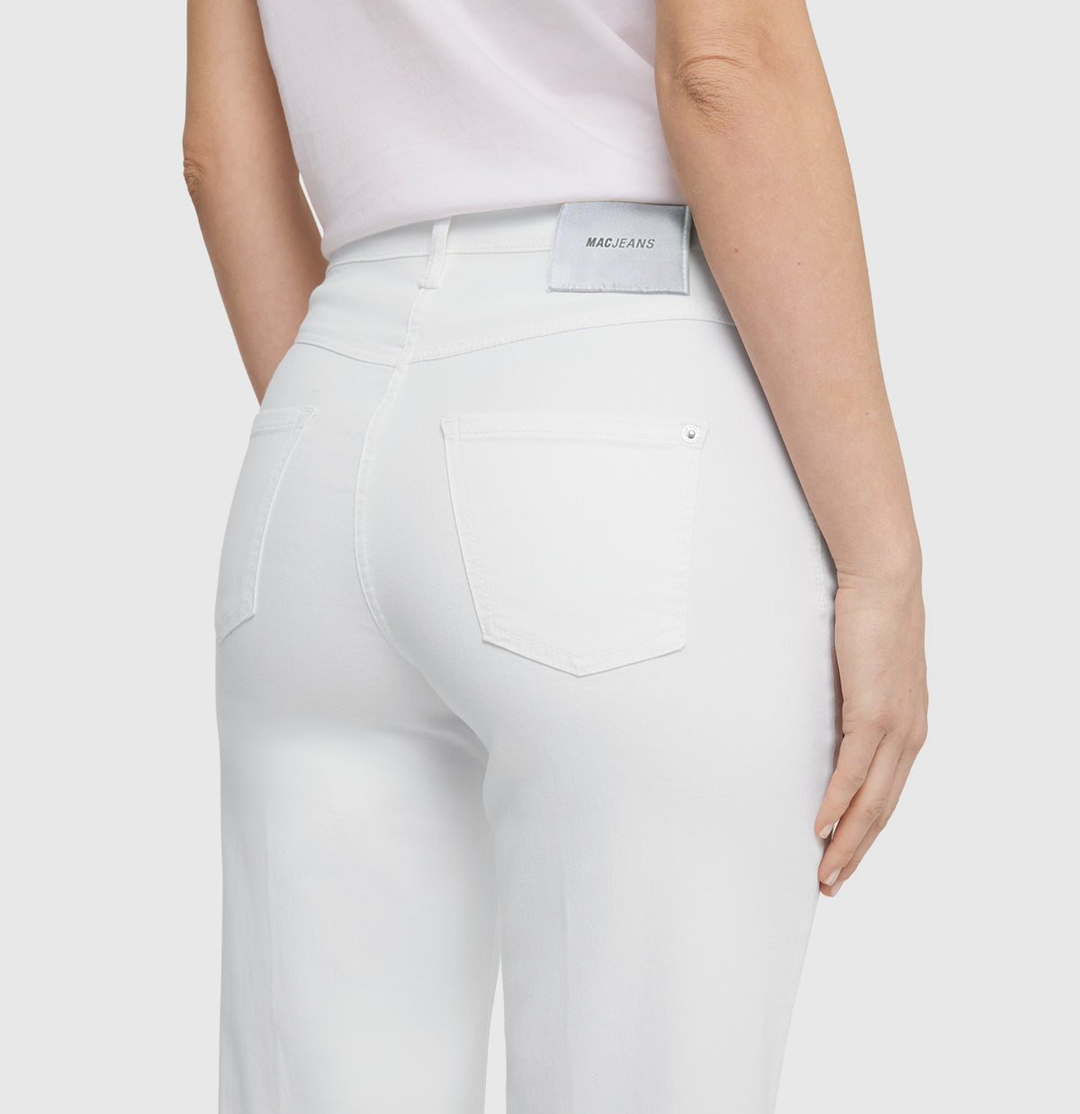 Wide, figure-shaping jeans in a modal blend. | DREAM WIDE | white denim | Detailed view 2 of model