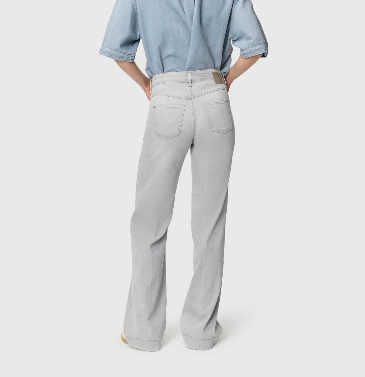 Wide, figure-shaping jeans in a modal blend. | DREAM WIDE | ash grey washed | Back view of model