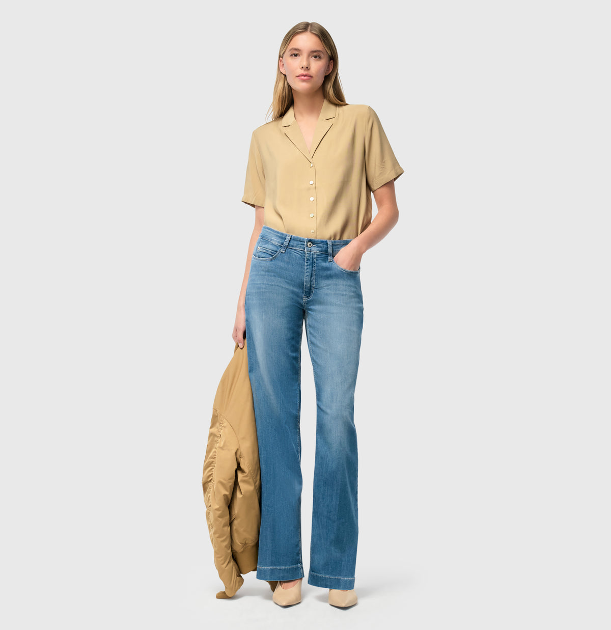 Wide, figure-shaping jeans in a modal blend. | DREAM WIDE | summer mid blue wash | Full-body of model