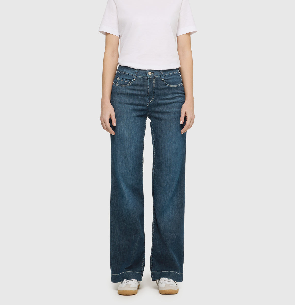 Wide, figure-shaping jeans in a modal blend. | DREAM WIDE | authentic dark blue | Front view of model