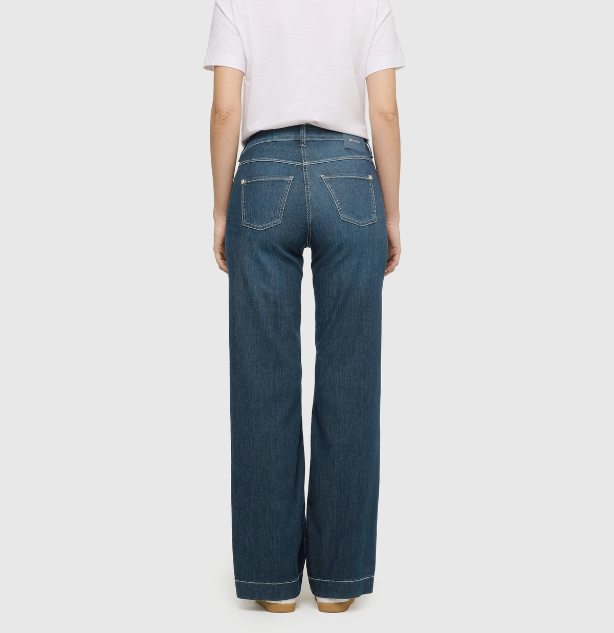 Wide, figure-shaping jeans in a modal blend. | DREAM WIDE | authentic dark blue | Back view of model