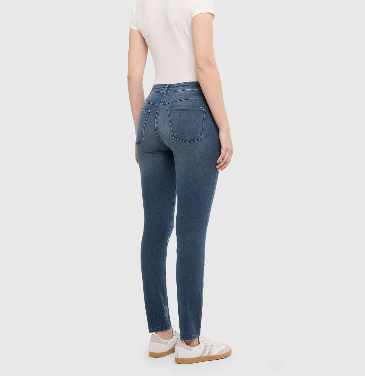  | DREAM SKINNY authentic | basic blue used washed | Back view of model