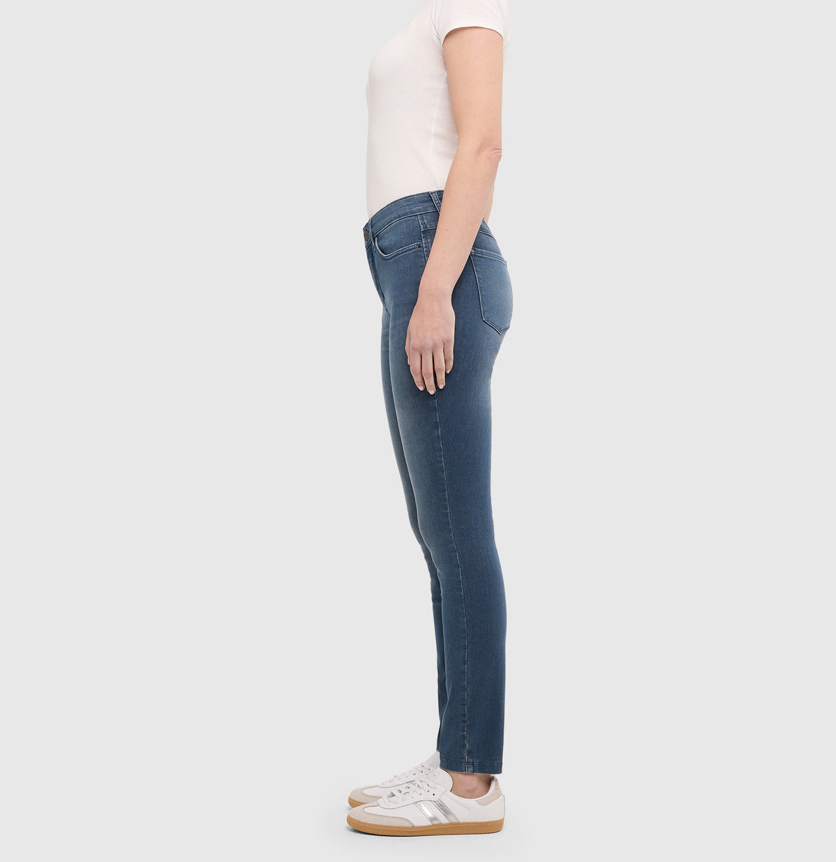  | DREAM SKINNY authentic | basic blue used washed | Side view of model