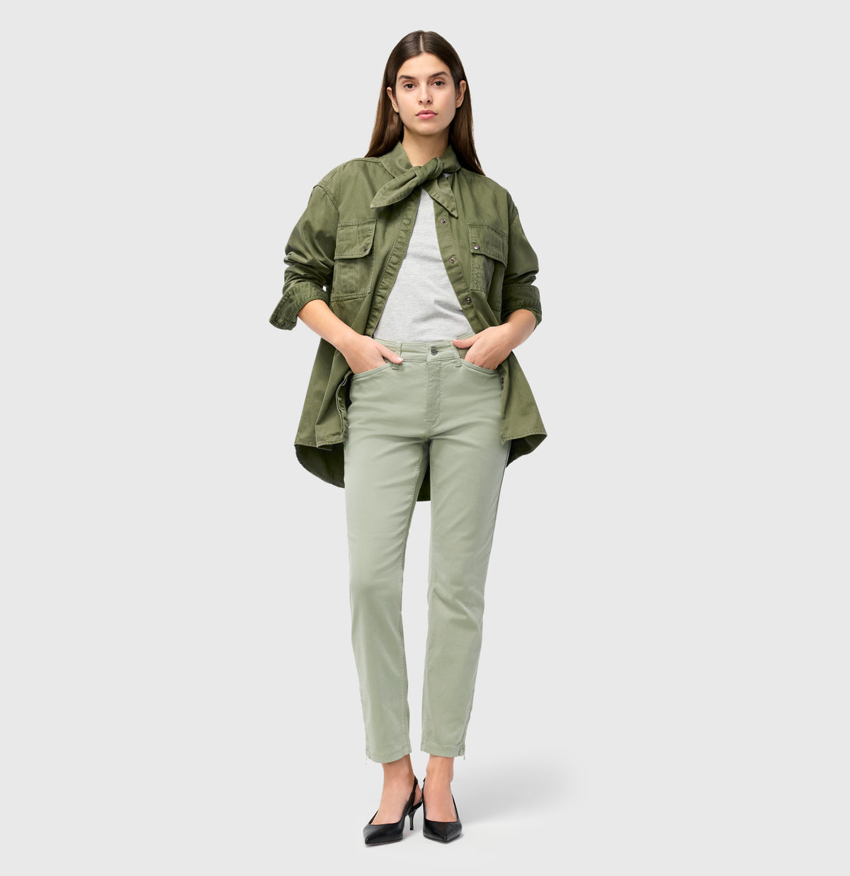 Figure-shaping slim jeans with zip detail. | DREAM CHIC | dried rosemary PPT | Full-body of model