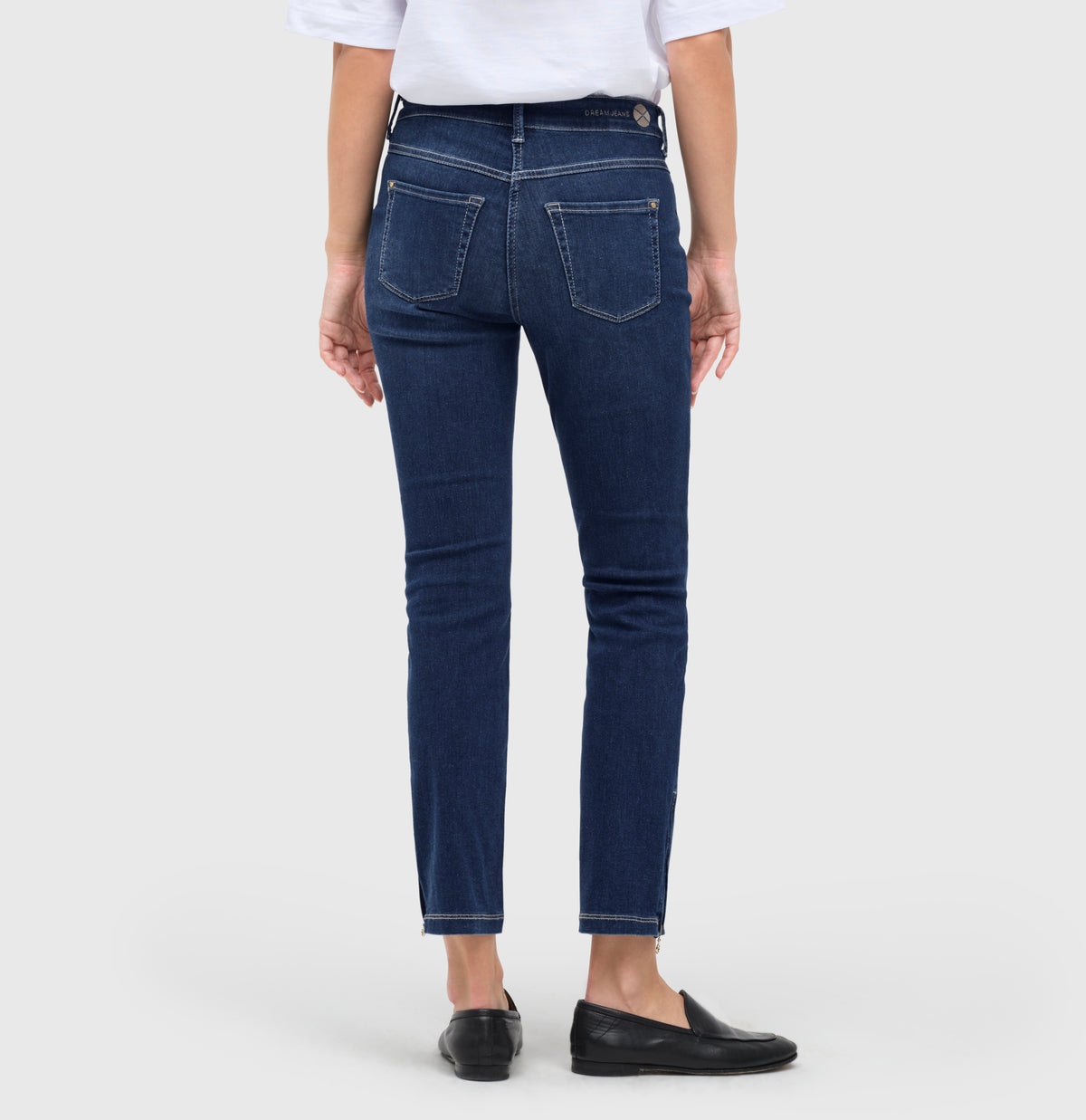 Cropped shaping jeans with zip detail. | DREAM CHIC | dark used | Back view of model