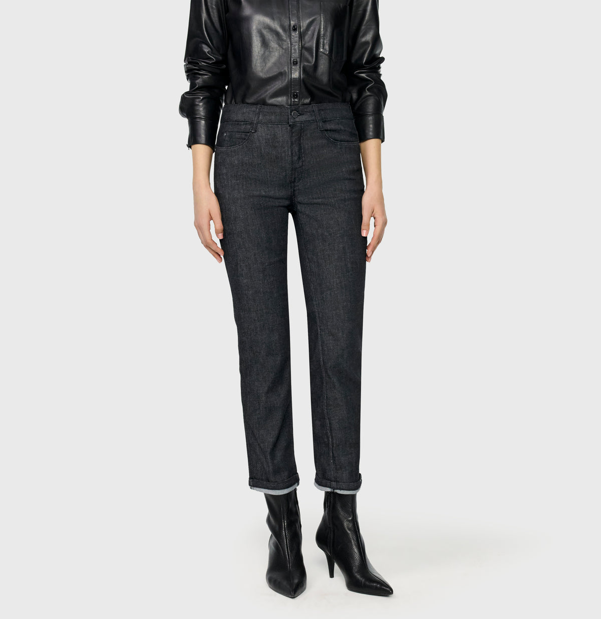 Straight shaping jeans with turned-up hem. | DREAM cropped auth. | fashion rinsed | Front view of model