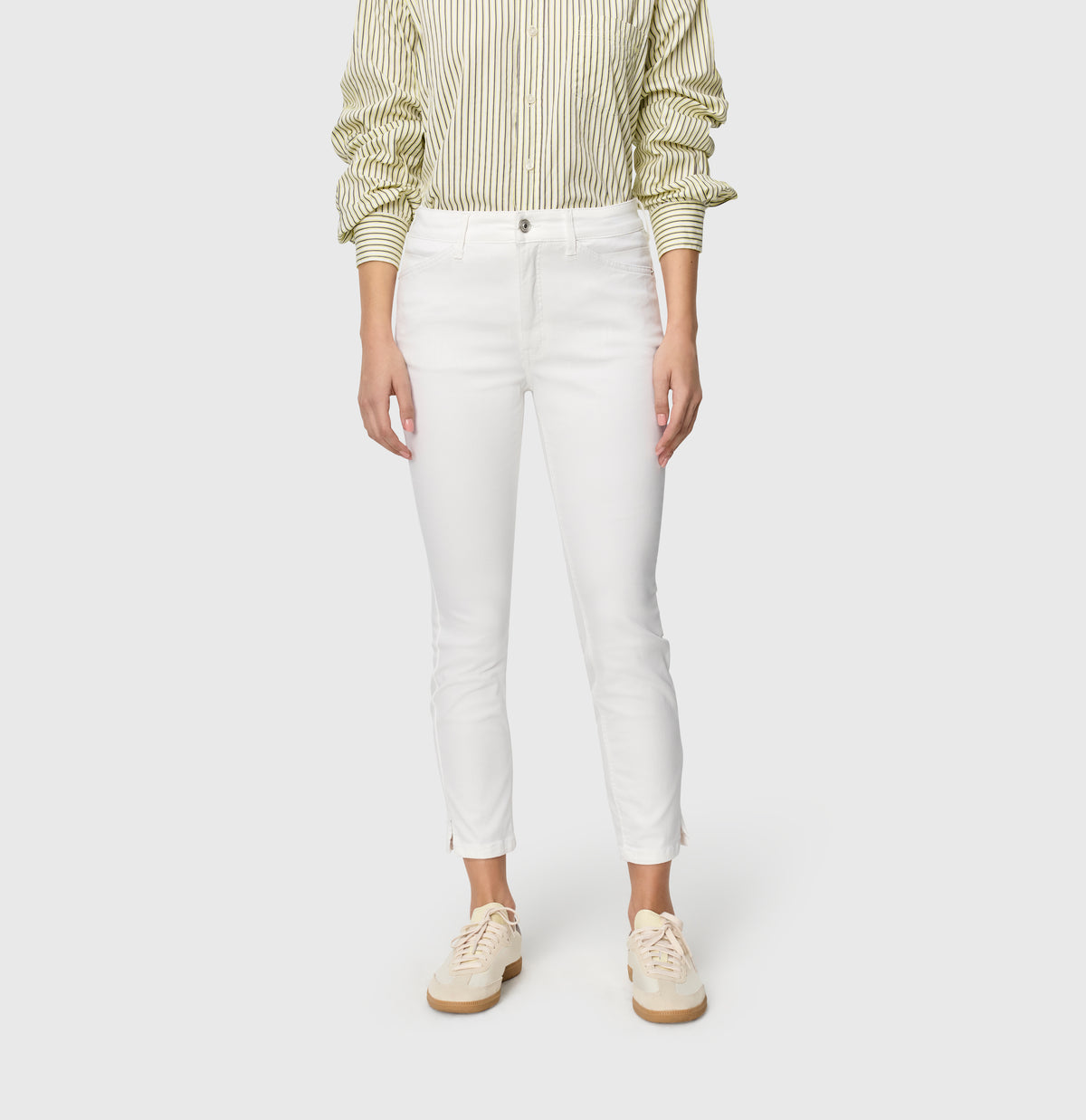 Slim shaping jeans in a modal blend. | DREAM SUMMER | white denim | Front view of model