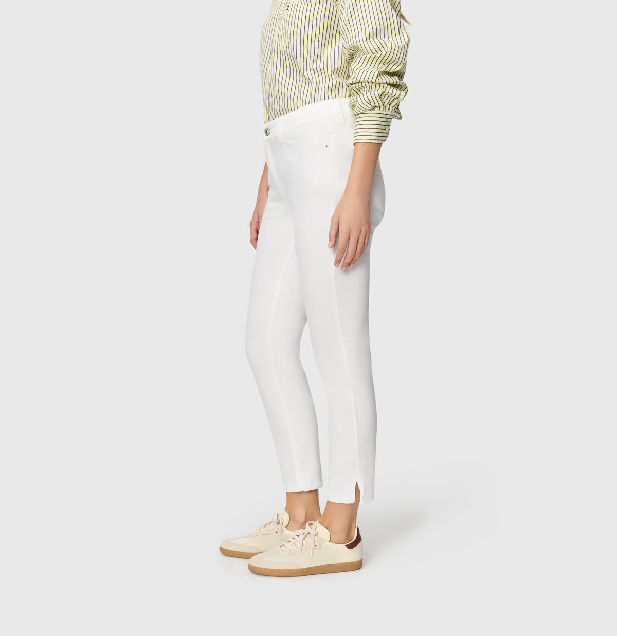 Slim shaping jeans in a modal blend. | DREAM SUMMER | white denim | Side view of model