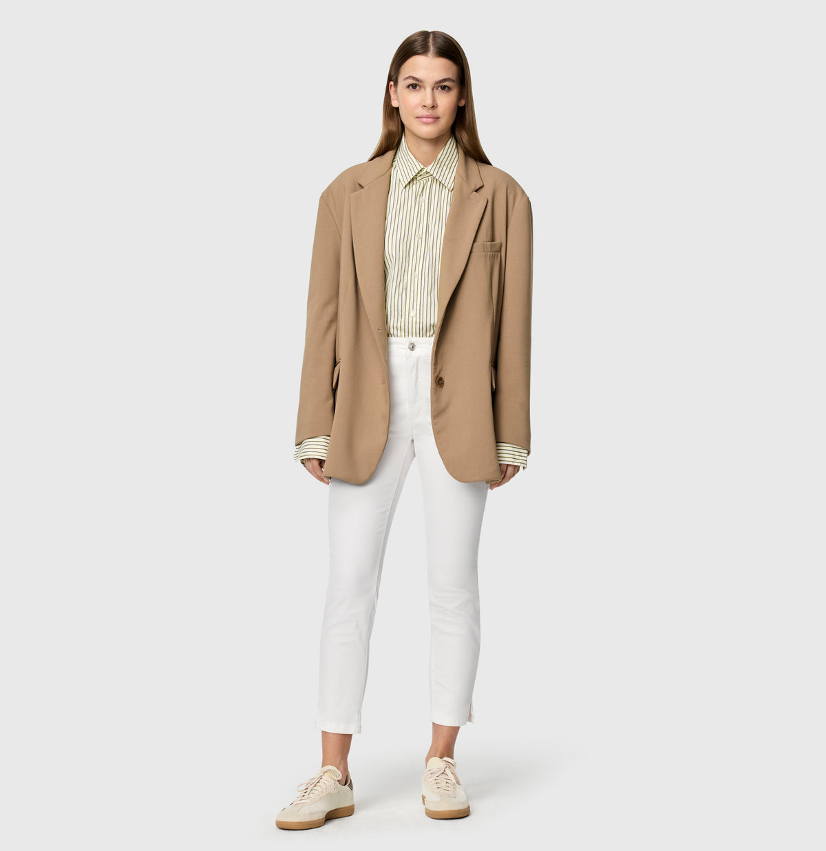 Slim shaping jeans in a modal blend. | DREAM SUMMER | white denim | Full-body of model