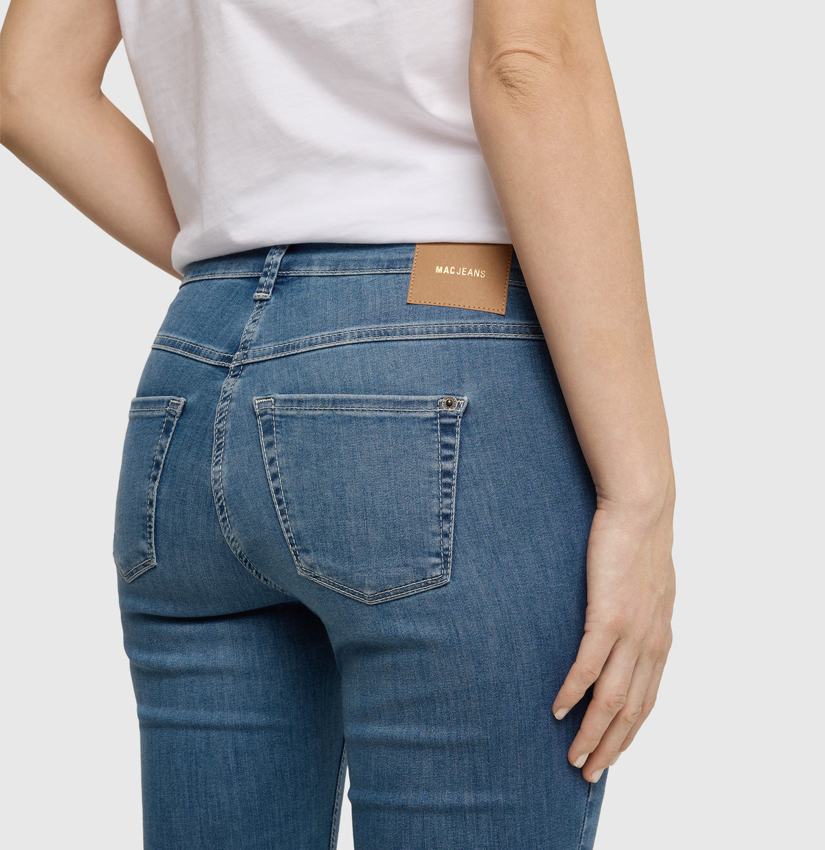 Slim shaping jeans in a modal blend. | DREAM SUMMER | authentic used blue | Detailed view 2 of model
