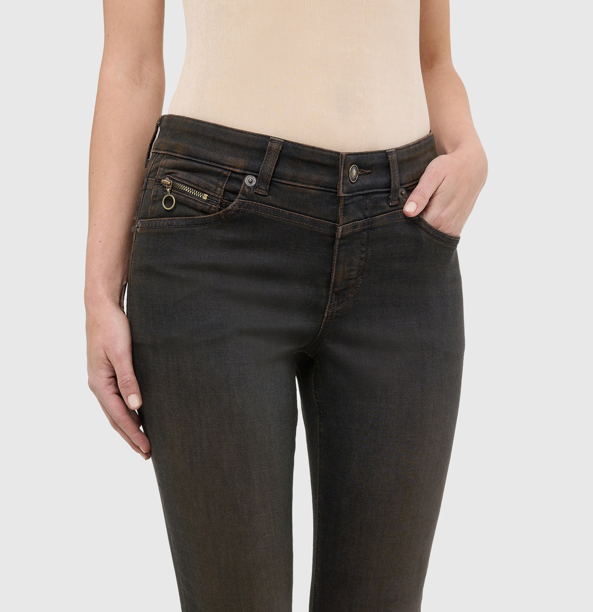 Slim jeans in a light cotton-modal blend. | RICH SLIM | soft black brown used | Detailed view 3 of model