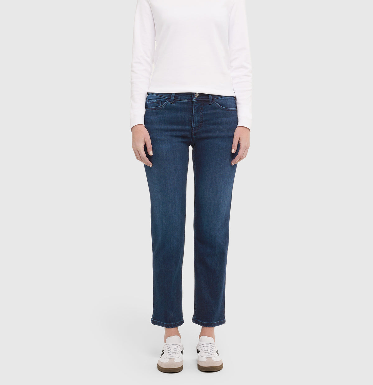  | CARRIE straight | deep dark wash | Front view of model