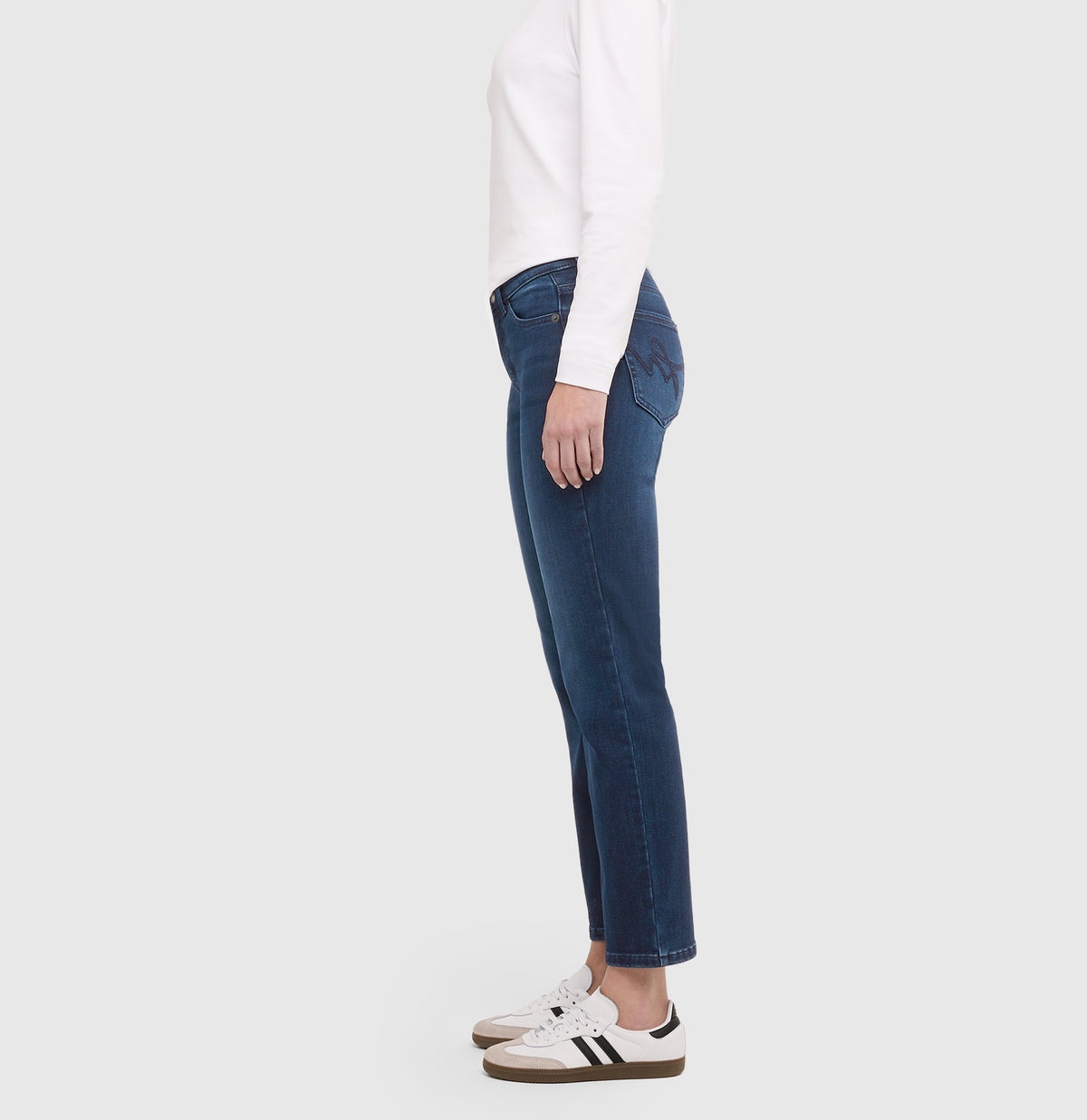  | CARRIE straight | deep dark wash | Side view of model