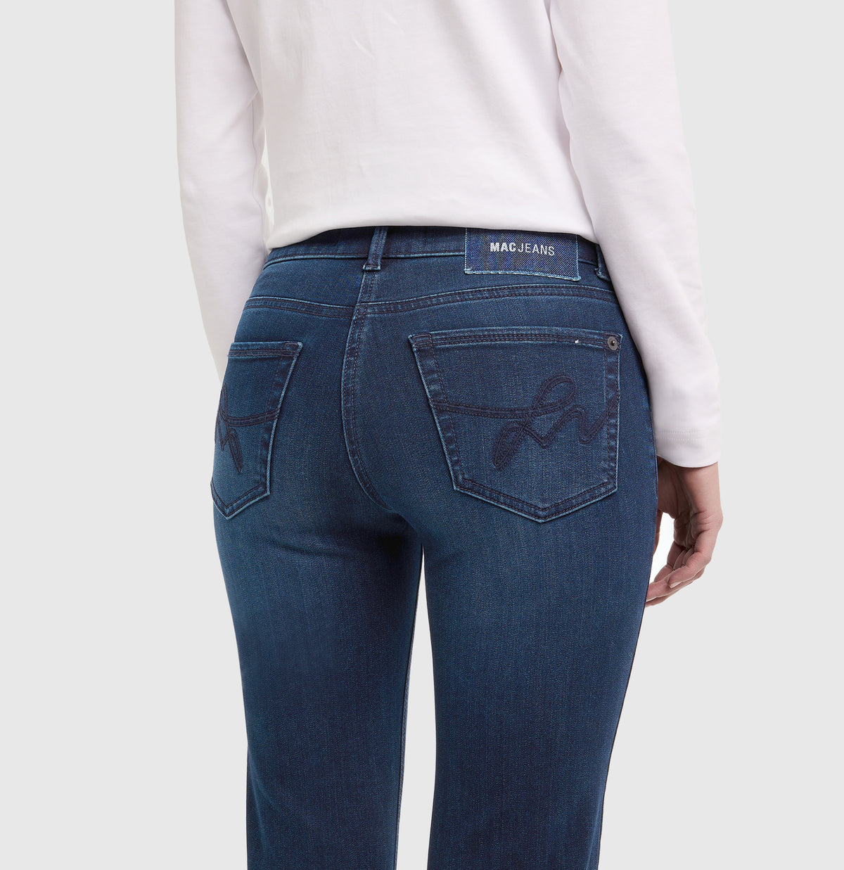  | CARRIE straight | deep dark wash | Detailed view 2 of model