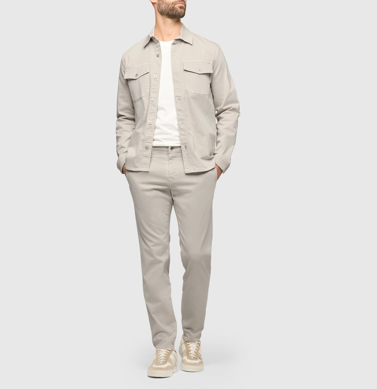 Overshirt made of highly elastic denim. | Overshirt | kitt | Front view of model
