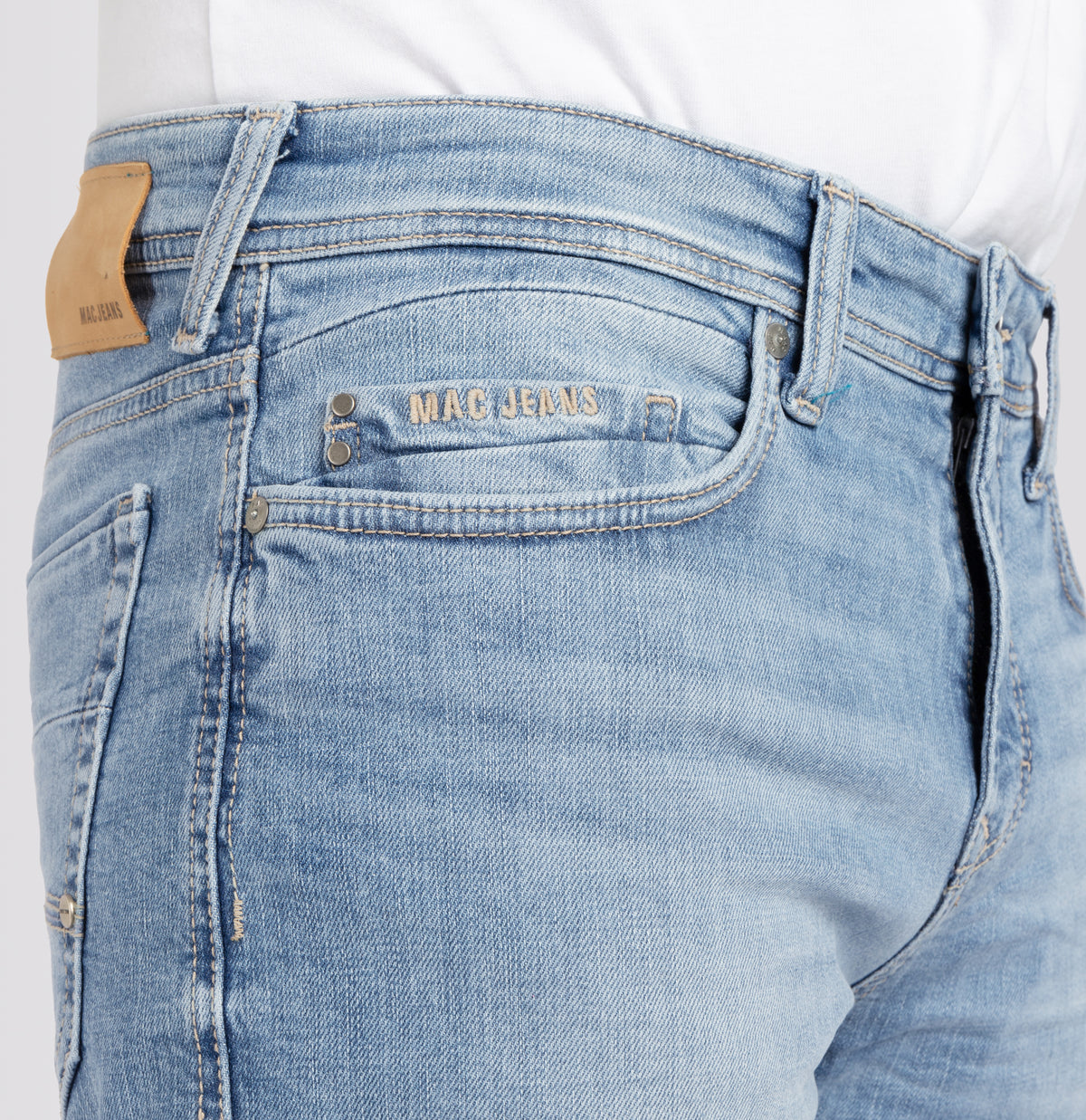 Regular fit with an authentic look. | Ben | authentic blue stonewash | Side view of model