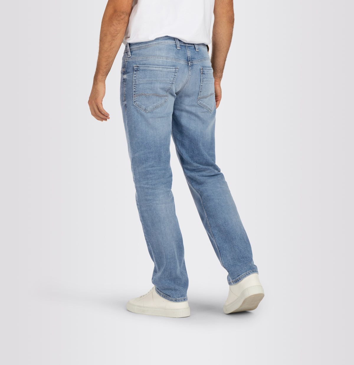 Regular fit with an authentic look. | Ben | authentic blue stonewash | Detailed view 3 of model
