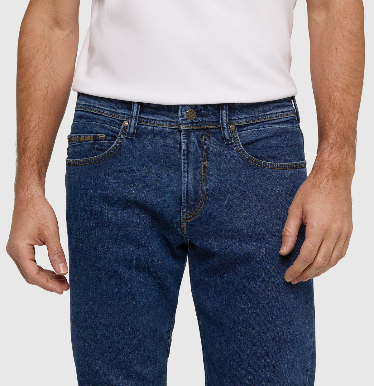 Regular fit with an authentic look. | Ben | dark stonewash | Detailed view 2 of model