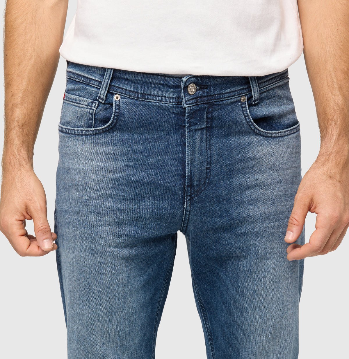 Straight jeans made of comfort stretch denim. | Rick | mid blue authentic wash | Detailed view 3 of model
