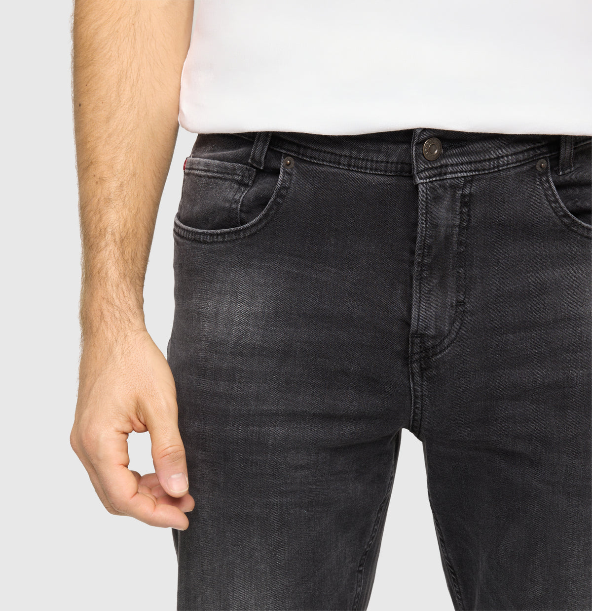 Straight jeans made of comfort stretch denim. | Rick | black black washed | Detailed view 3 of model