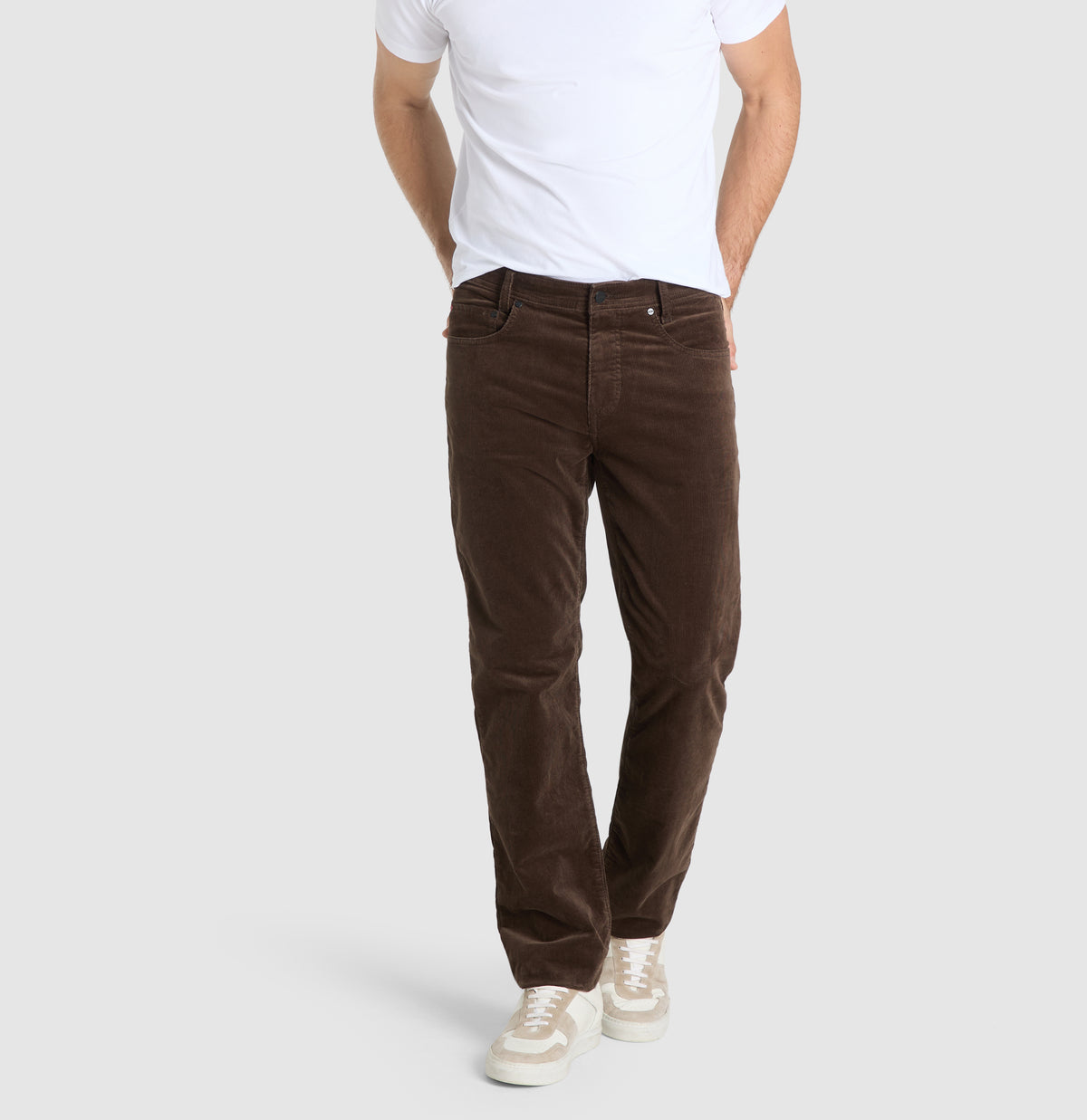 Modern fit made from soft, elastic fine corduroy. | Arne | mahagony brown | Front view of model