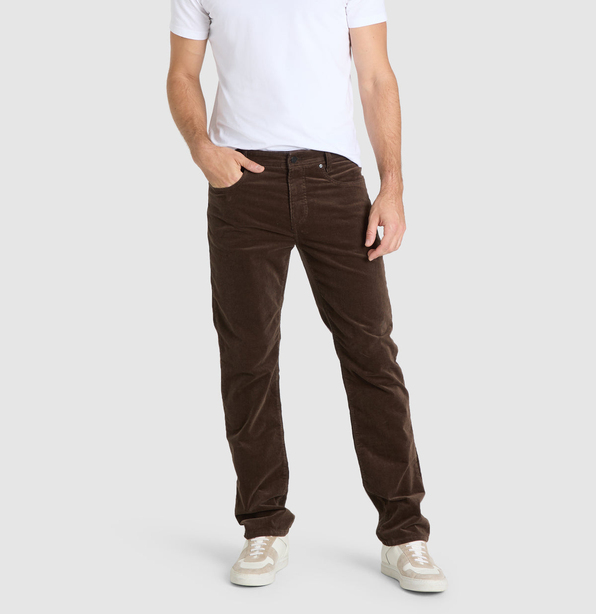Modern fit made from soft, elastic fine corduroy. | Arne | mahagony brown | Detailed view 3 of model