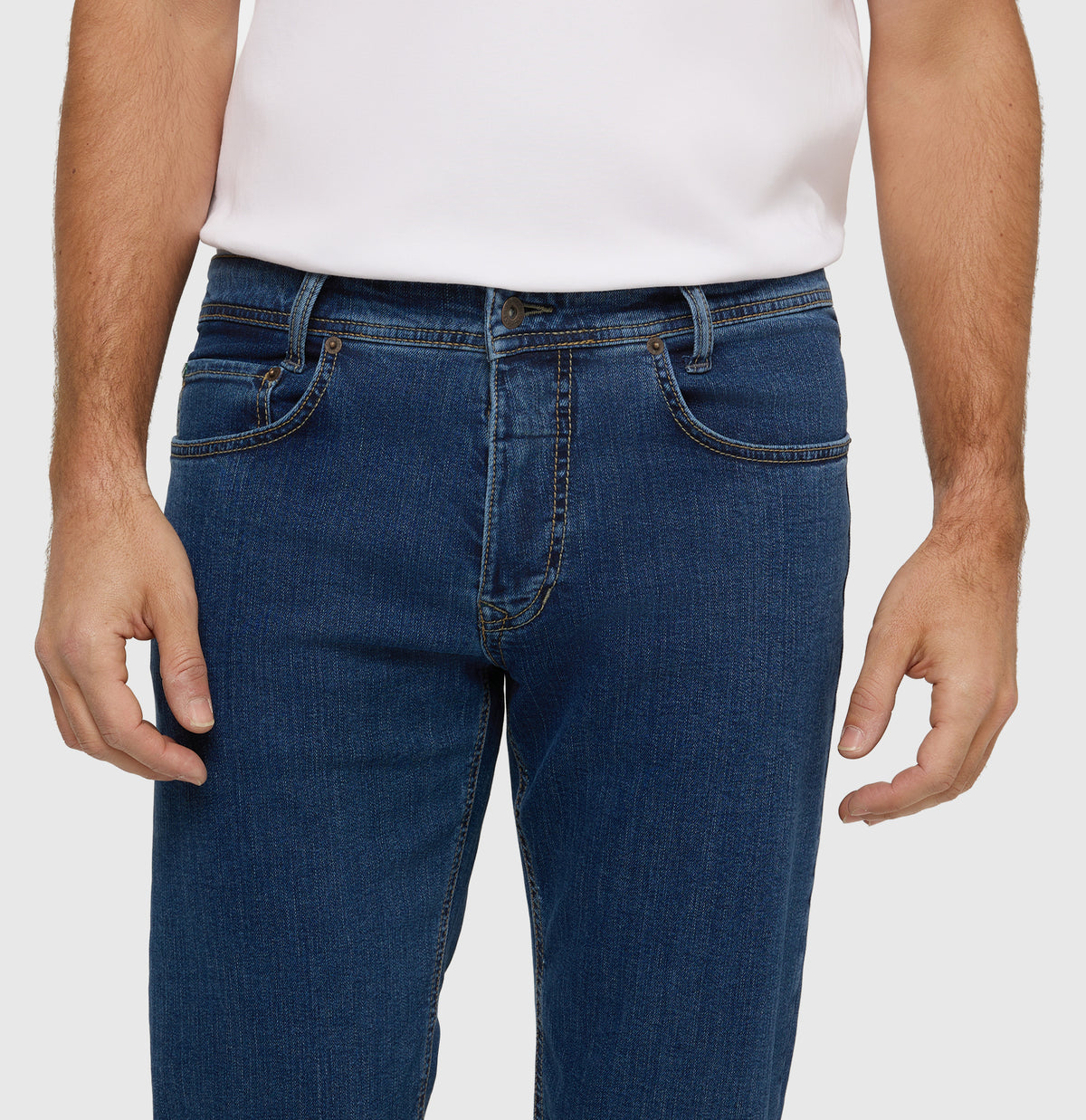 Modern fit in a vintage look. With recycled cotton. | Arne | blue light used | Detailed view 2 of model