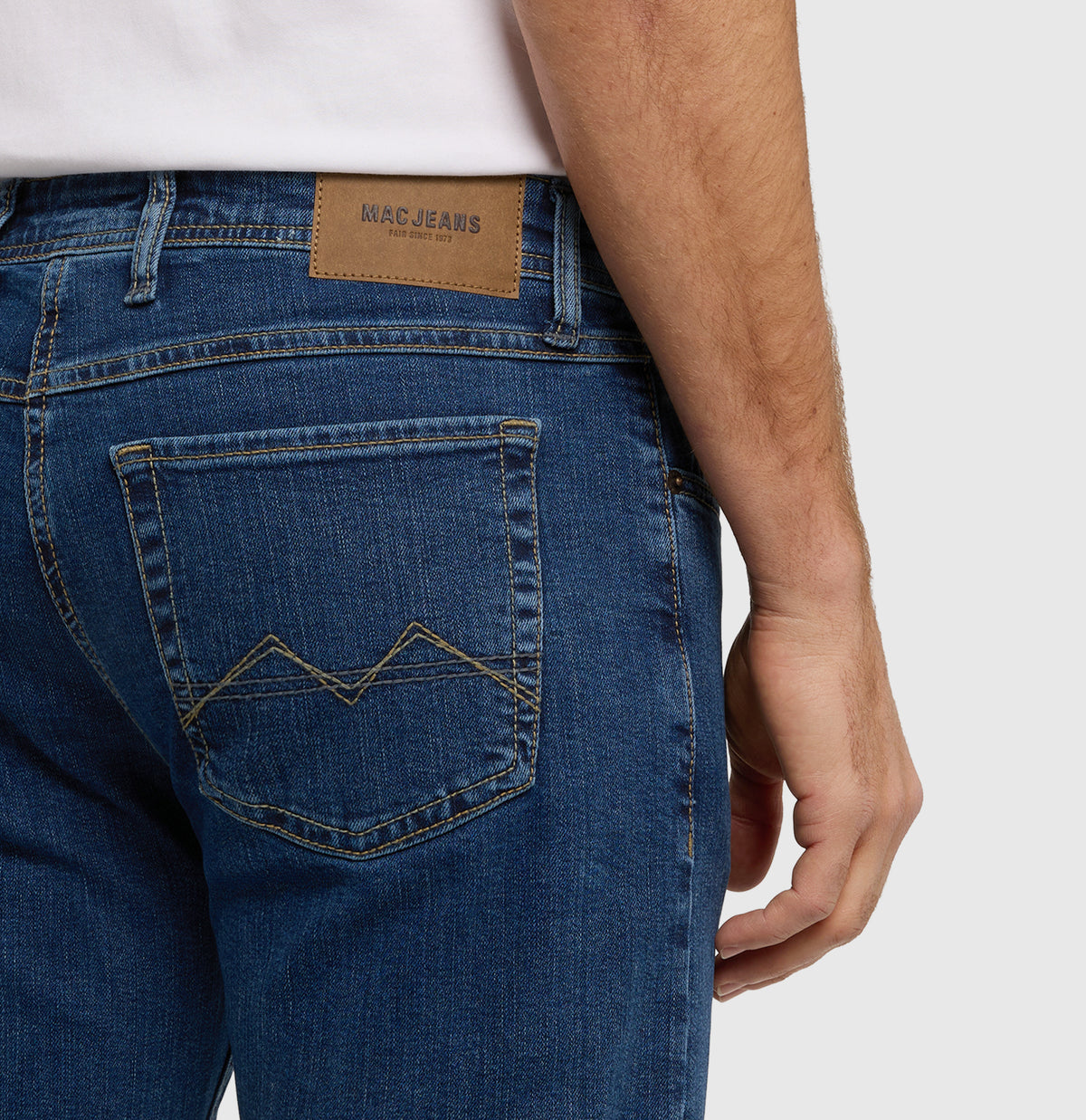 Modern fit in a vintage look. With recycled cotton. | Arne | blue light used | Detailed view 3 of model