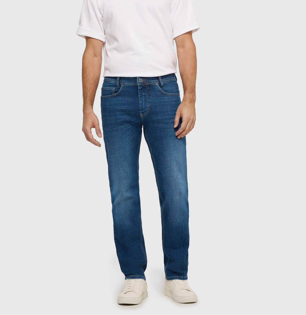 Slim lightweight jeans in a sporty wash. | Arne | dark blue authentic 3D | Front view of model