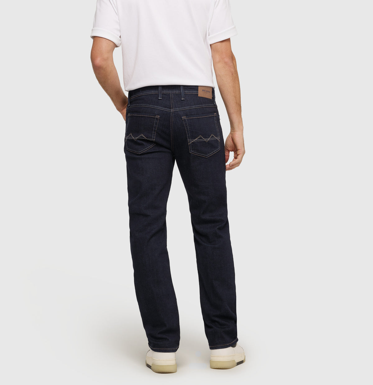 Modern fit in a vintage look. With recycled cotton. | Arne | authentic dark blue | Back view of model