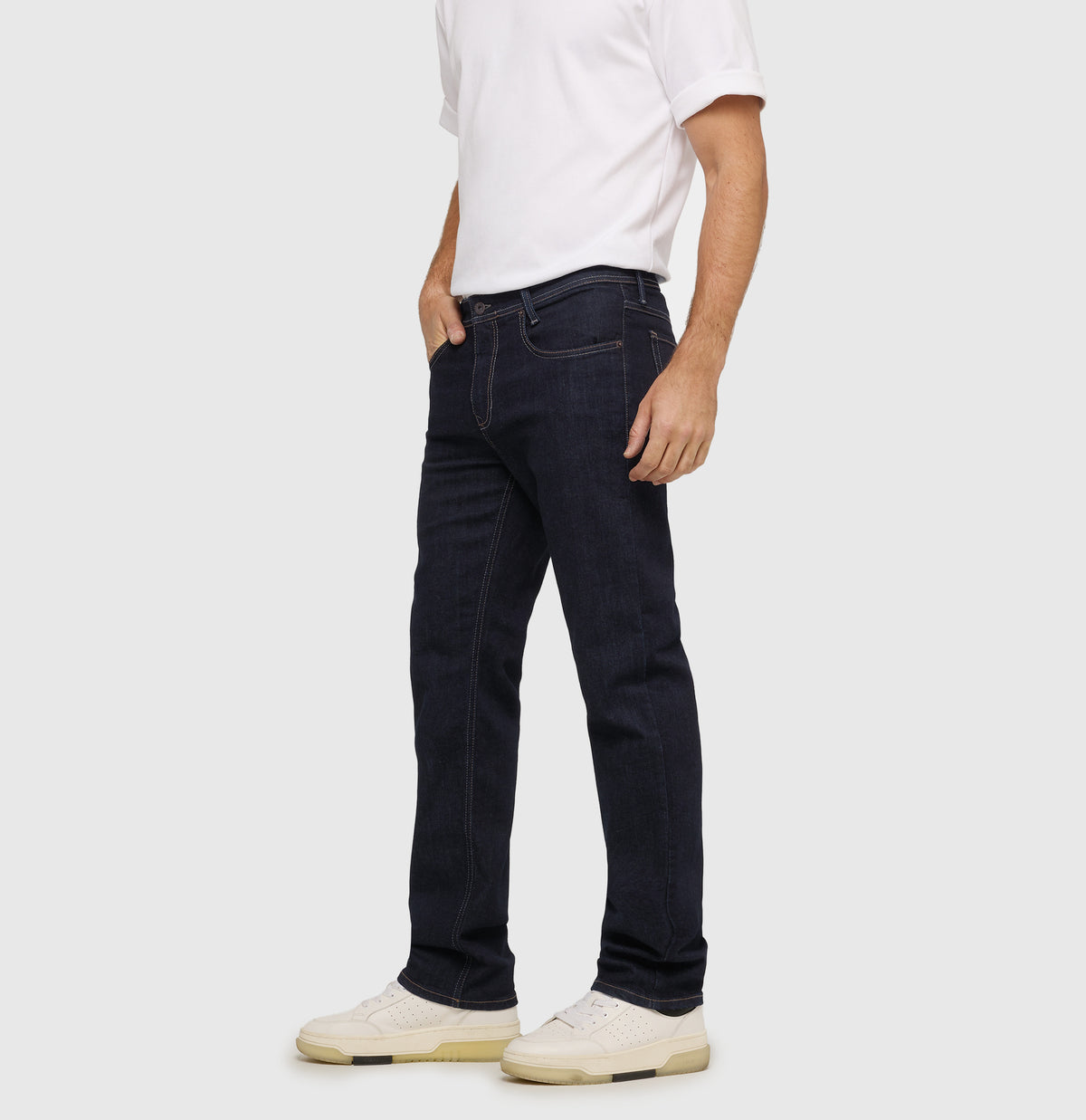 Modern fit in a vintage look. With recycled cotton. | Arne | authentic dark blue | Side view of model