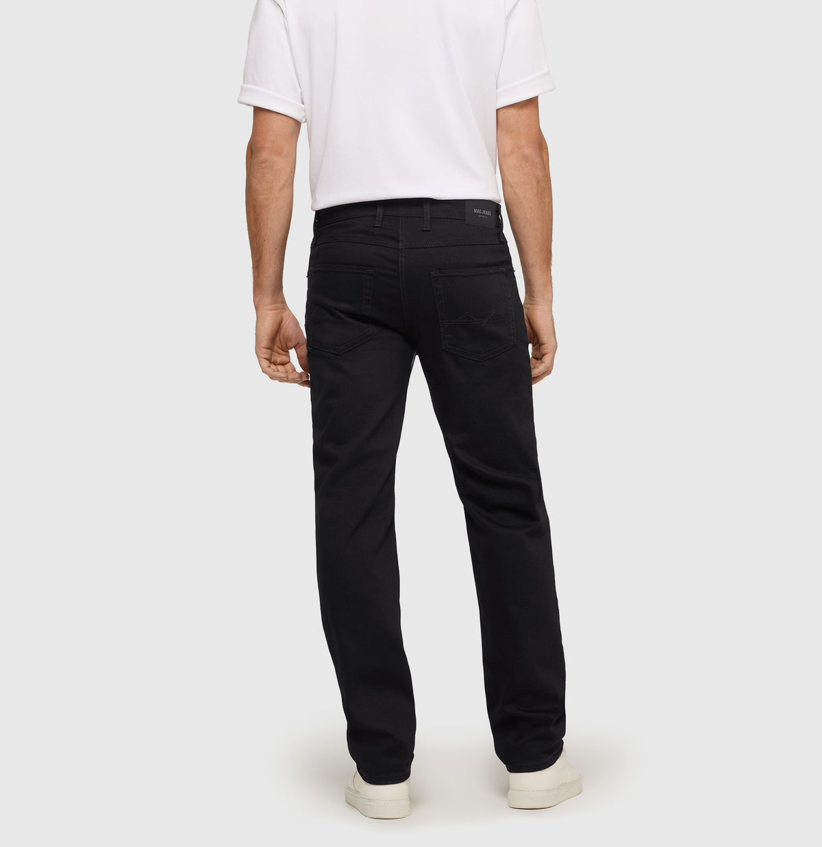 Modern fit with Stay Black technology. | Arne | stay black black | Back view of model