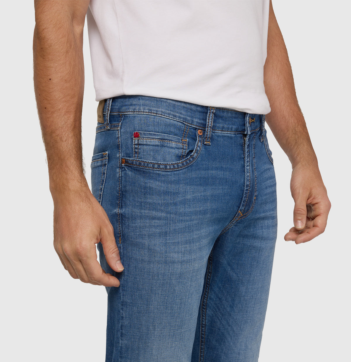 Slim jeans made of light cross denim. | Arne | authentic mid blue used | Detailed view 3 of model