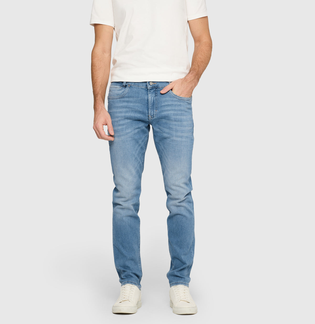 Slim driver jeans with a vintage look. | Arne Pipe | light blue authentic wash | Front view of model