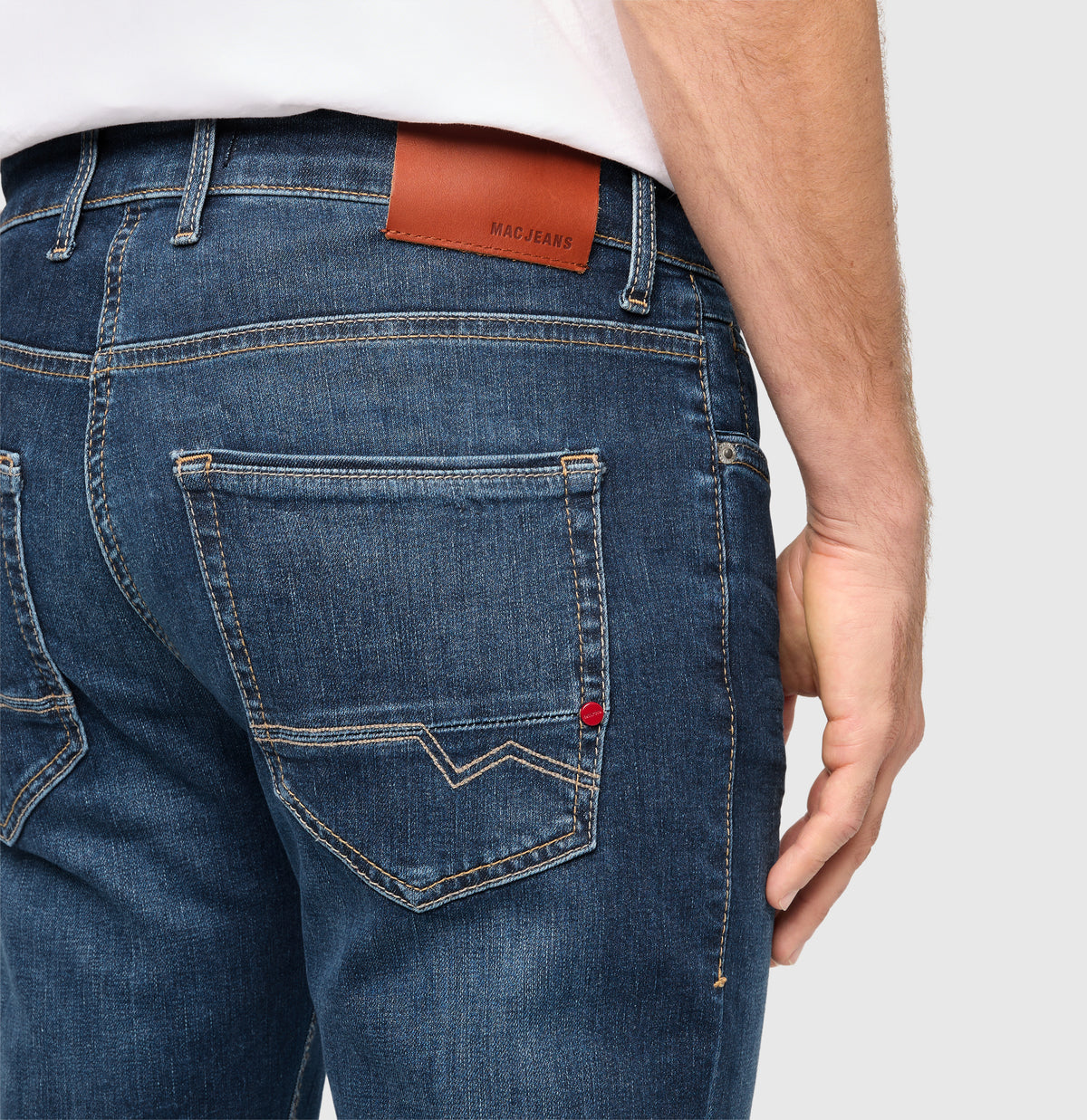 Slim driver jeans with a vintage look. | Arne Pipe | old legend wash | Side view of model