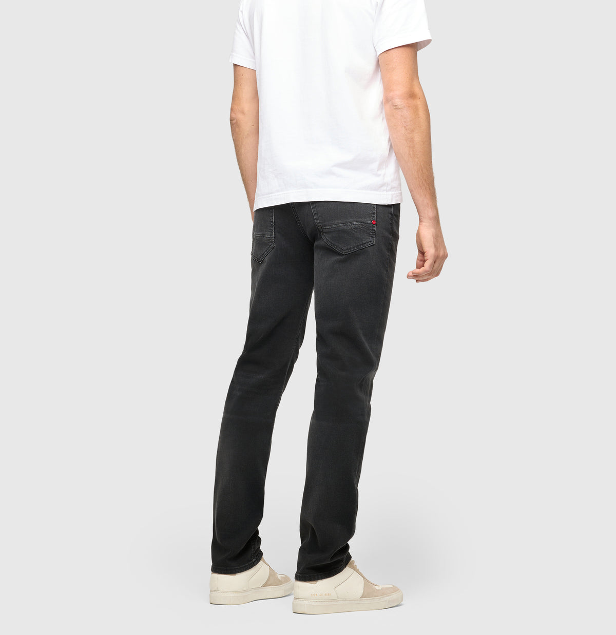 Slim driver jeans with a vintage look. | Arne Pipe | black black authentic used | Detailed view 3 of model