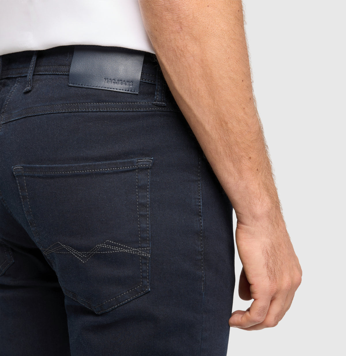 Ultimate driver’s jeans with a slim cut. | Driver Jeans | blue black | Side view of model