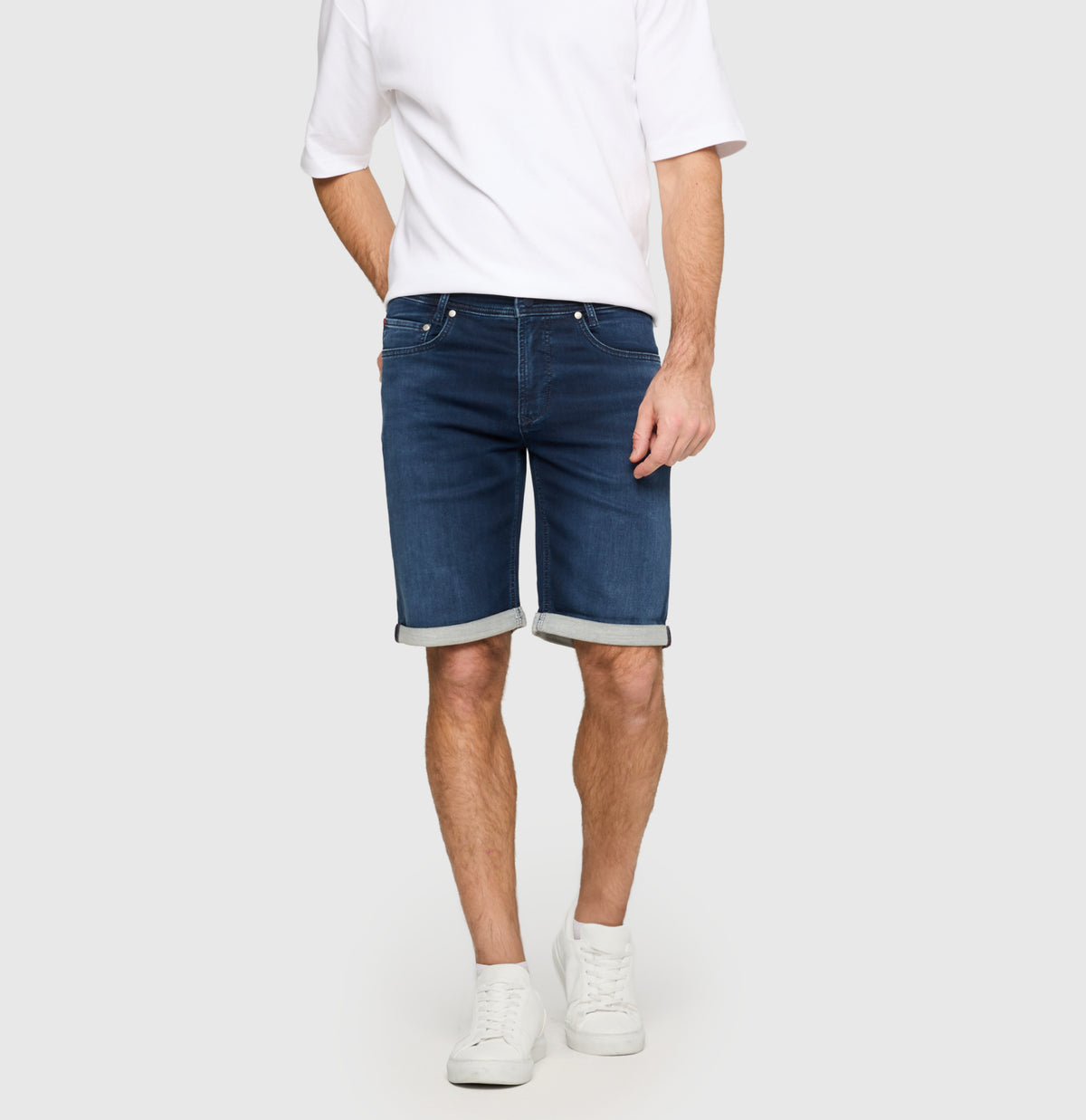 Bermuda made of dimensionally stable sweat denim. | Jogn Bermuda | dark blue vintage wash | Front view of model