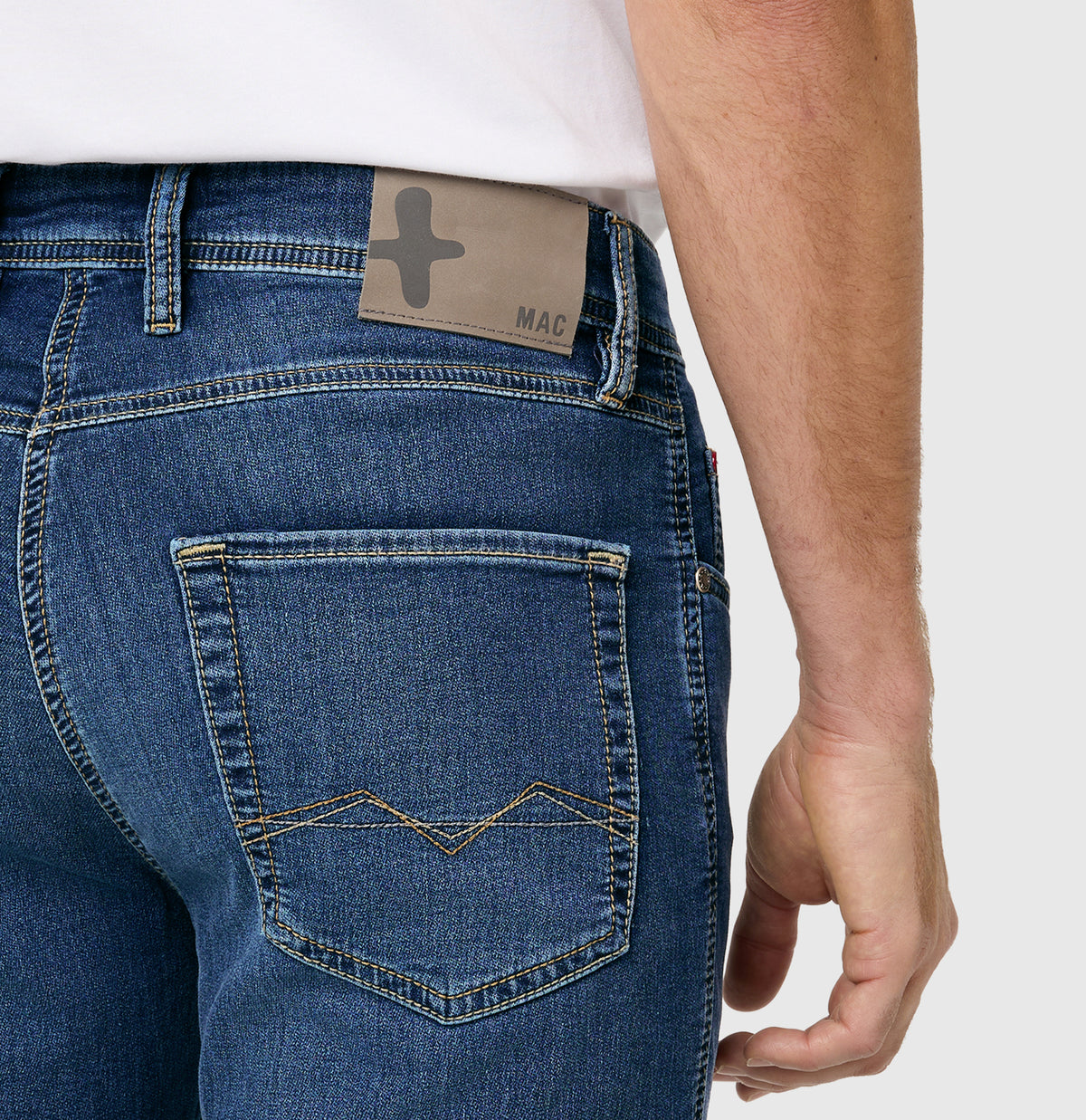 Sweat jeans with a modern fit. | Jog'n Jeans by MAC | light authentic used | Detailed view 3 of model